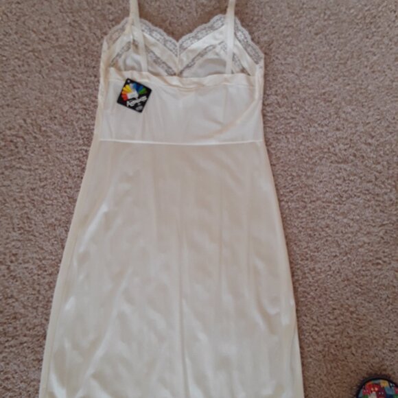 Vintage Ladies Antron nylon full slip Size 34 Made in Canada - Picture 2 of 7